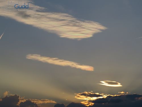 Irisierender Altocumulus in weitem Abstand von der Sonne / Iridescent altocumulus at a great distance from the sun