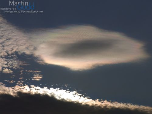 Deutliches Irisieren an Ac lenticularis / Distinctive iridescence at an Altocumulus lenticularis