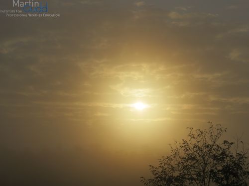 Sehr große Aureole in dünnem Nebel um die Sonne / Very large aureole in a thin layer of fog around the sun